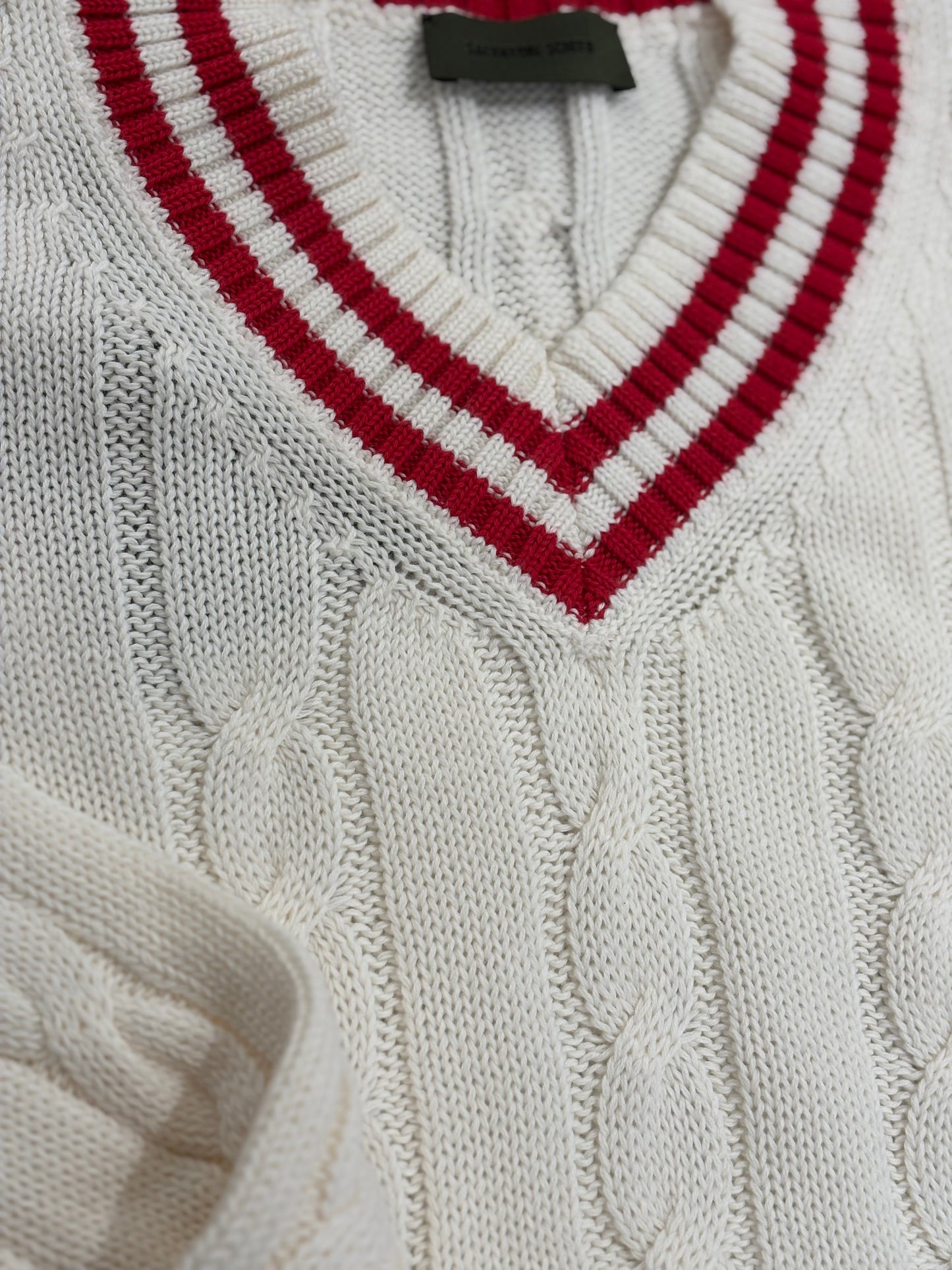 VALENTINI V NECK WHITE RED